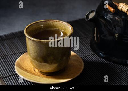 Thé vert japonais dans une tasse d'argile traditionnelle et belle. Plats japonais et vaisselle. Banque D'Images