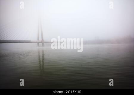 Brouillard sur le pont de Donaustadt à Vienne Banque D'Images