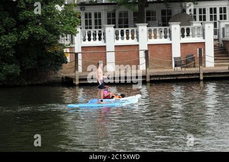 Londres, Royaume-Uni. 14 juin 2020. Les gens qui profitent du soleil sur la Tamise à Hampton court. Credit: JOHNNY ARMSTEAD/Alamy Live News Banque D'Images