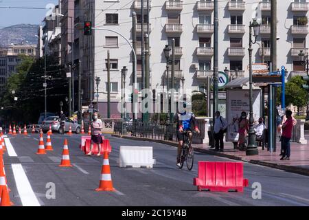 Athènes, Grèce. 14 juin 2020. Une des rues principales et les plus fréquentées d'Athènes, la rue Panepistimiou, est en construction à Athènes, Grèce, le 14 juin 2020. La municipalité d'Athènes a commencé à travailler dimanche à la création de l'initiative de la Grande marche qui comprend la construction de promenades piétonnes et de pistes cyclables sécuritaires au centre de la ville, réduisant les voies des véhicules dans certaines rues. Crédit: Marios Lolos/Xinhua/Alamy Live News Banque D'Images