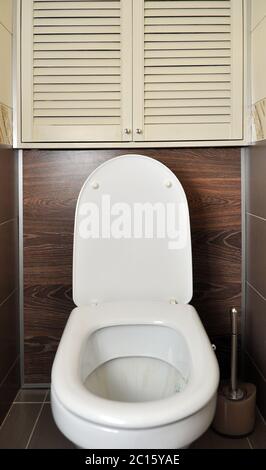 Cuvette de toilette dans les toilettes. L'intérieur des toilettes. Banque D'Images