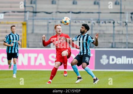 Mannheim, Allemagne. 14 juin 2020. Football: 3ème division, SV Waldhof Mannheim - Bayern Munich II, 32e jour de match, au stade Carl-Benz. Paul will (l) de Munich et Mohamed Gouaida de Mannheim se battent pour le bal. Credit: Uwe Anspach/dpa/Alamy Live News Banque D'Images