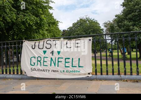 Glasgow, Écosse, Royaume-Uni. 14 juin 2020. Une bannière fixée aux rails de Glasgow Green disant le juge 4 Grenfell. Le feu de la tour Grenfell a eu lieu il y a trois ans, le 14 juin 2017, lorsque 72 personnes sont mortes après que le revêtement d'un bloc de la tour de Londres a pris feu. Credit: SKULLY/Alay Live News Banque D'Images