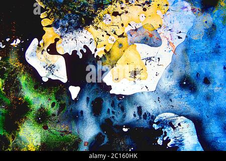 Liquides colorés mélangés dans un fluide créant une peinture abstraite colorée Banque D'Images