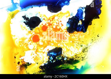 Liquides colorés mélangés dans un fluide créant une peinture abstraite colorée Banque D'Images