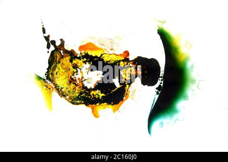 Liquides colorés mélangés dans un fluide créant une peinture abstraite colorée Banque D'Images