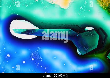 Liquides colorés mélangés dans un fluide créant une peinture abstraite colorée Banque D'Images