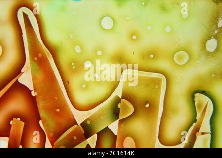 Liquides colorés mélangés dans un fluide créant une peinture abstraite colorée Banque D'Images
