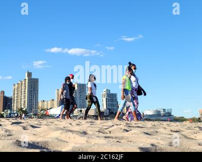 New York, New York, États-Unis. 14 juin 2020. On voit des gens porter un masque protecteur dimanche sur la plage de l'île Coney à New York. Crédit : William Volcov/ZUMA Wire/Alay Live News Banque D'Images