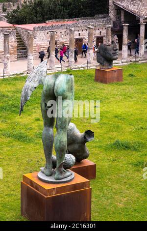 Statues mythologiques sur exposition temporaire par Igor Mitoraj dans le Quadriportico dei Teatri dans les ruines de l'ancienne ville de Pompéi, Italie Banque D'Images