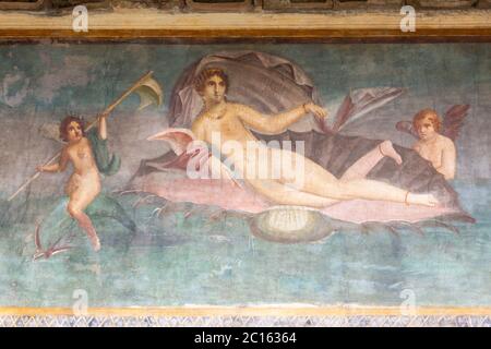 Magnifique fresque de la déesse Vénus, protectrice de Pompéi dans la Maison de Vénus dans la coquille, Cassa della Venere dans Conchiglia. Pompéi Banque D'Images