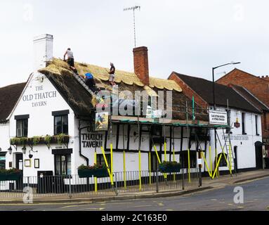 La taverne Old Tatched à Stratford-upon-Avon étant au chaume. Banque D'Images