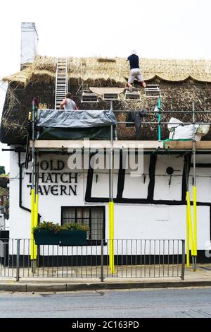 La taverne Old Tatched à Stratford-upon-Avon étant au chaume. Banque D'Images