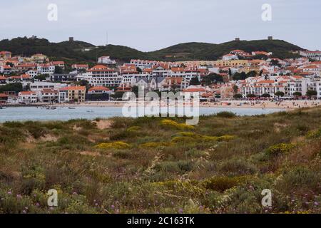 Populaire Resort - São Martinho do Porto Beach, Portugal - Baie méditerranéenne naturelle avec sable doré et mer tranquille Banque D'Images