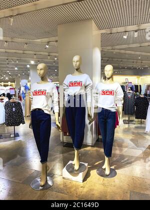 Lviv, Ukraine - 12 juin 2020 : Forum shopping Mall, mannequins portant des chandails blancs avec inscription rouge NOUS SOMMES EN VENTE. Solde saisonnier ou Noir Banque D'Images