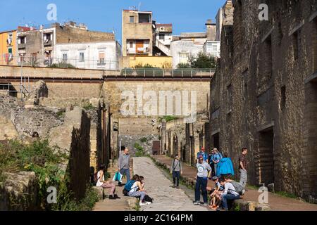 Touristes devant le Pistrinum di Sextus Patulcius Felix, boulangerie sur la rue Cardo V Superiore dans l'ancienne ville d'Herculanum, Italie Banque D'Images