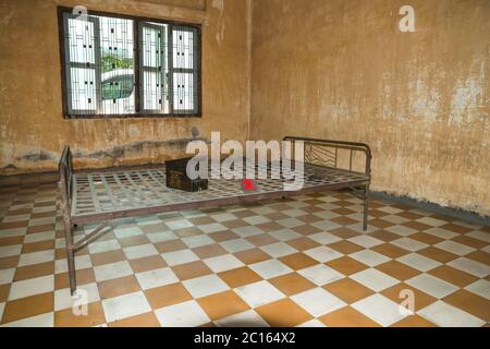 Cellule pour la torture au Musée du génocide de Tuol Sleng (prison de sécurité S-21), Phnom Penh, Cambodge, Asie Banque D'Images