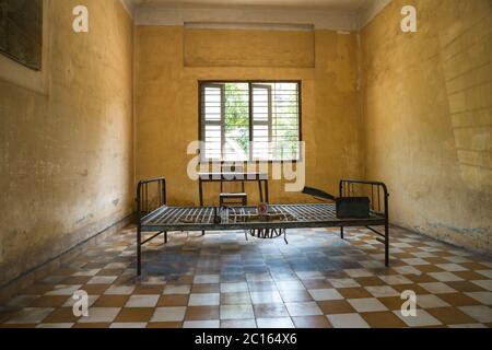 Cellule pour la torture au Musée du génocide de Tuol Sleng (prison de sécurité S-21), Phnom Penh, Cambodge, Asie Banque D'Images