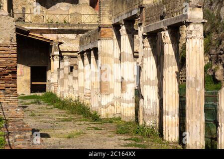 Les colonnes corinthiennes cannelées bordent les vestiges romains ruinés du Palaestra (Palestra - Gymnasium) dans la ville antique d'Herculaneum, Campanie, Italie Banque D'Images