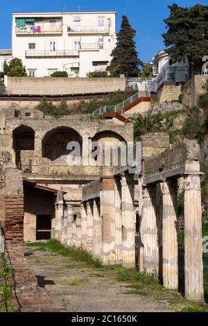 Les colonnes corinthiennes cannelées bordent les vestiges romains ruinés du Palaestra (Palestra - Gymnasium) dans la ville antique d'Herculaneum, Campanie, Italie Banque D'Images