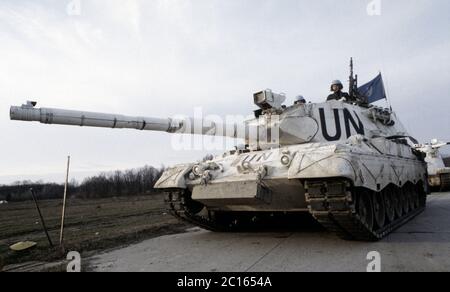 7 mars 1994 pendant la guerre en Bosnie : un léopard danois 1A5 main Battle Tank de Nordbat 2 garde à l'aéroport de Tuzla. Banque D'Images