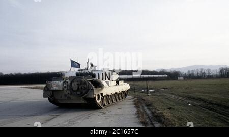 7 mars 1994 pendant la guerre en Bosnie : un léopard danois 1A5 main Battle Tank de Nordbat 2 garde à l'aéroport de Tuzla. Banque D'Images