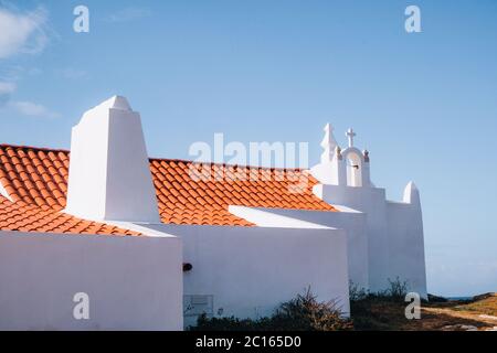 Baleal, Peniche - Église blanche avec toit en tuiles orange près de la plage - Méditerranée 'Santorini style grec architecture' Banque D'Images