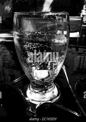 Verre vide puté sur une table de café, France Banque D'Images