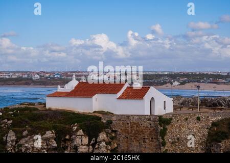 Baleal, Peniche - Église blanche avec toit en tuiles orange près de la plage - Méditerranée 'Santorini style grec architecture' Banque D'Images