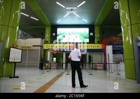 Des officiers portant des masques faciaux qui gardent l'entrée des passagers à la gare de Gambir, dans le centre de Jakarta, en Indonésie, dimanche (06/14/2020). PT Kereta API Indonesia (Persero) a commencé à exploiter des trains longue distance réguliers qui ont été réexploités à partir du 12 juin 2020, suite à la mise en œuvre du protocole de prévention COVID-19. Auparavant, les trajets réguliers en train longue distance étaient remplacés par des chemins de fer extraordinaires en raison des restrictions de transport et des restrictions sur le déplacement des personnes. (Photo de Kuncoro Widyo Rumpoko/Pacific Press) Banque D'Images