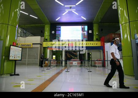 Des officiers portant des masques faciaux qui gardent l'entrée des passagers à la gare de Gambir, dans le centre de Jakarta, en Indonésie, dimanche (06/14/2020). PT Kereta API Indonesia (Persero) a commencé à exploiter des trains longue distance réguliers qui ont été réexploités à partir du 12 juin 2020, suite à la mise en œuvre du protocole de prévention COVID-19. Auparavant, les trajets réguliers en train longue distance étaient remplacés par des chemins de fer extraordinaires en raison des restrictions de transport et des restrictions sur le déplacement des personnes. (Photo de Kuncoro Widyo Rumpoko/Pacific Press) Banque D'Images