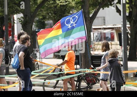 Berlin, Allemagne. 14 juin 2020. Manifestants dans une chaîne humaine devant la porte de Brandebourg. Une chaîne humaine contre le racisme, l'exclusion, la protection du climat et l'égalité des droits devant la porte de Brandebourg à Berlin. (Photo de Simone Kuhlmey/Pacific Press) crédit: Pacific Press Agency/Alay Live News Banque D'Images