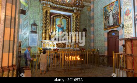 Quito, Pichincha / Equateur - août 25 2018 : femme priant à l'intérieur de l'église de San Roque dans le centre historique de Quito Banque D'Images