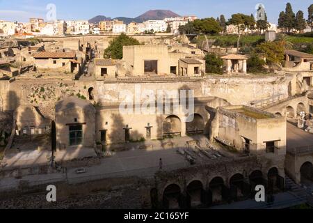 Une vue aérienne sur les ruines romaines et les fouilles de l'ancienne ville d'Herculanum (Ercolano) avec le volcan Vésuve, Campanie, Italie Banque D'Images