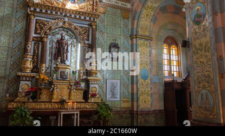 Quito, Pichincha / Equateur - août 25 2018: Vue sur l'autel orné de feuilles d'or à l'intérieur de l'église de San Roque dans le centre historique de Quito Banque D'Images