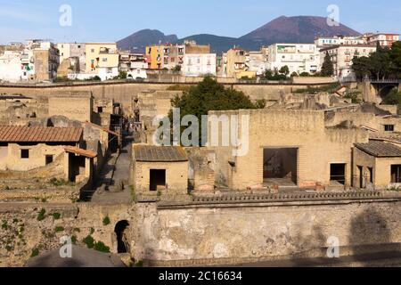 Une vue aérienne sur les ruines romaines et les fouilles de l'ancienne ville d'Herculanum (Ercolano) avec le volcan Vésuve, Campanie, Italie Banque D'Images