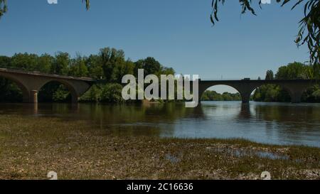 Les deux ponts sur la Dordogne et la Vezère à leur confluence à Limeuil, Dordogne, France Banque D'Images