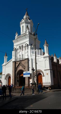 Quito, Pichincha / Equateur - août 25 2018: Personnes marchant à l'extérieur de l'église de San Roque dans le centre historique de Quito par une journée ensoleillée Banque D'Images