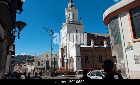 Quito, Pichincha / Equateur - août 25 2018: Personnes marchant à l'extérieur de l'église de San Roque dans le centre historique de Quito par une journée ensoleillée Banque D'Images