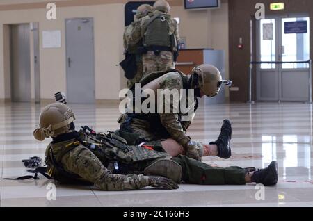 Formation de la police. Soldat de KORD, force de police de grève, SWAT, donnant les premiers soins à son compagnon blessé, d'autres ont pris position Banque D'Images