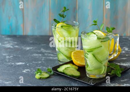 Eau fraîche et fraîche de détox avec citron et concombre sur une table en pierre. Copier l'espace. Banque D'Images