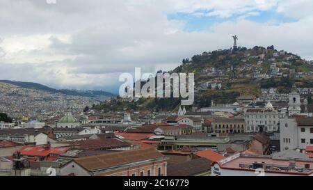 Quito, Pichincha / Equateur - juillet 30 2018: Vue panoramique du centre historique de Quito depuis l'église la Merced par une journée nuageux Banque D'Images