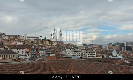 Quito, Pichincha / Equateur - juillet 30 2018: Vue panoramique du centre historique de Quito depuis l'église la Merced par une journée nuageux Banque D'Images