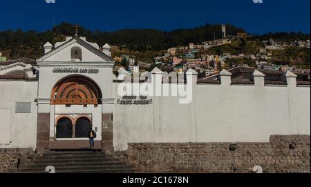 Quito, Pichincha / Equateur - août 25 2018: Homme marchant à travers l'entrée du couvent de San Diego dans le centre historique de Quito Banque D'Images