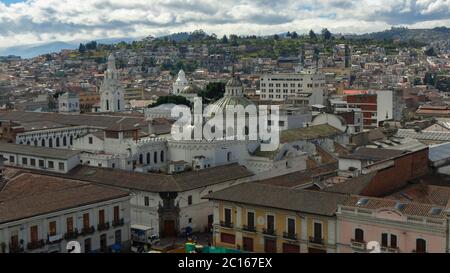 Quito, Pichincha / Equateur - juillet 21 2018: Vue panoramique sur les dômes de l'église la Compañía de Jesús pendant un après-midi nuageux Banque D'Images