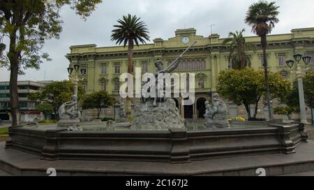 Riobamba, Chimborazo / Equateur - février 10 2019: Taxi circulant ensemble dans le parc de sucre situé à côté de l'école nationale Maldonado Banque D'Images