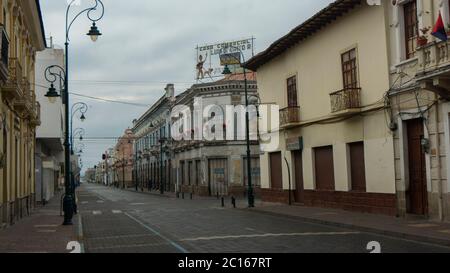 Riobamba, Chimborazo / Equateur - février 10 2019: Les gens qui marchent dans une rue dans le centre historique de la ville Banque D'Images