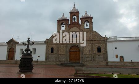 Riobamba, Chimborazo / Equateur - février 10 2019: Vue sur la cathédrale de Riobamba, construite au XVIIIe siècle avec un style baroque Banque D'Images