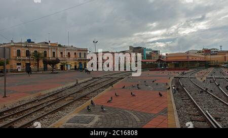 Riobamba, Chimborazo / Equateur - février 10 2019: Personnes marchant près de la gare de la ville par une journée nuageux Banque D'Images