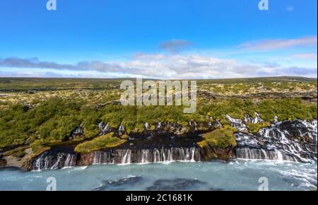 Panorama de la chute d'eau de Hraunfossar en été, Husafell, Islande Banque D'Images